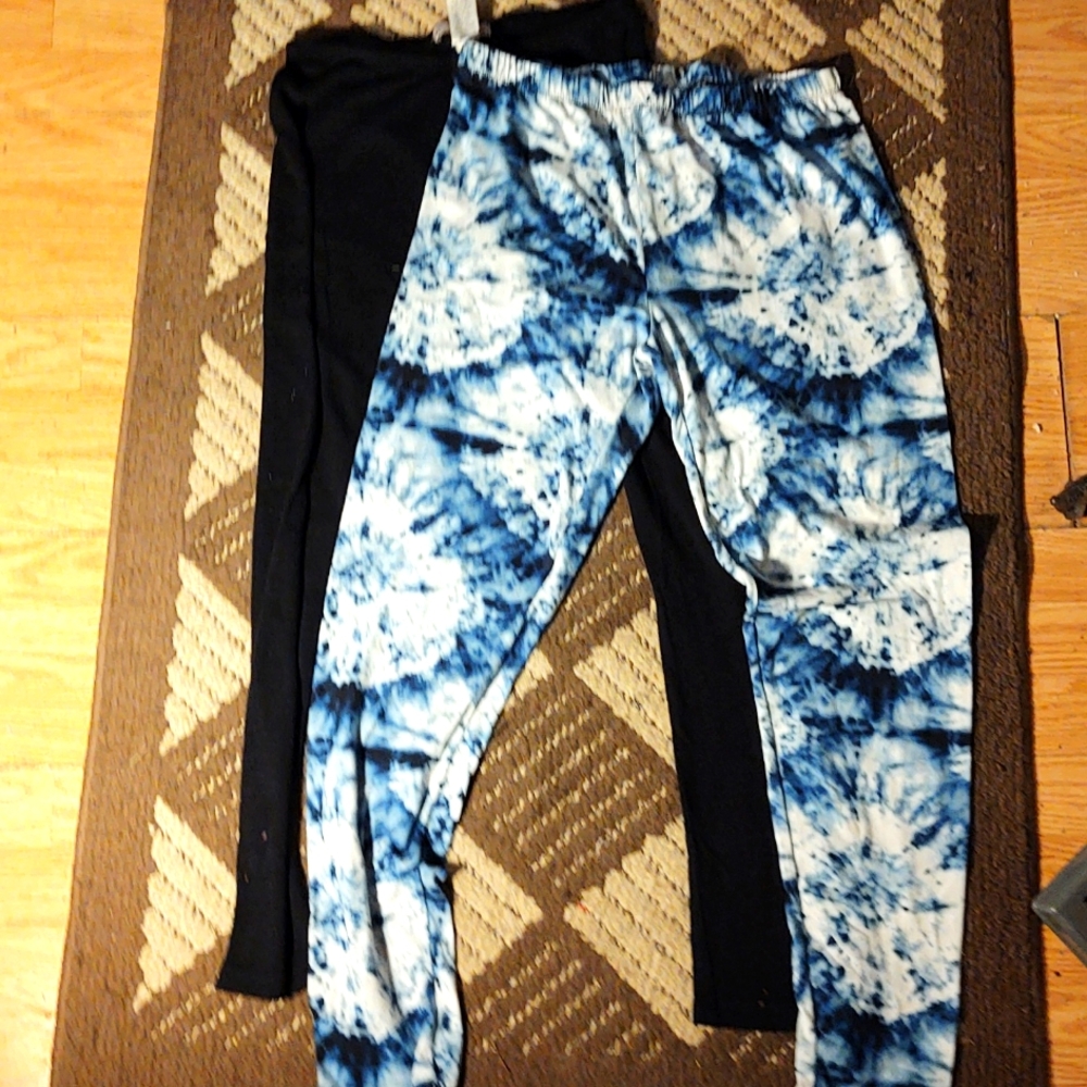 Various leggings in different sizes.